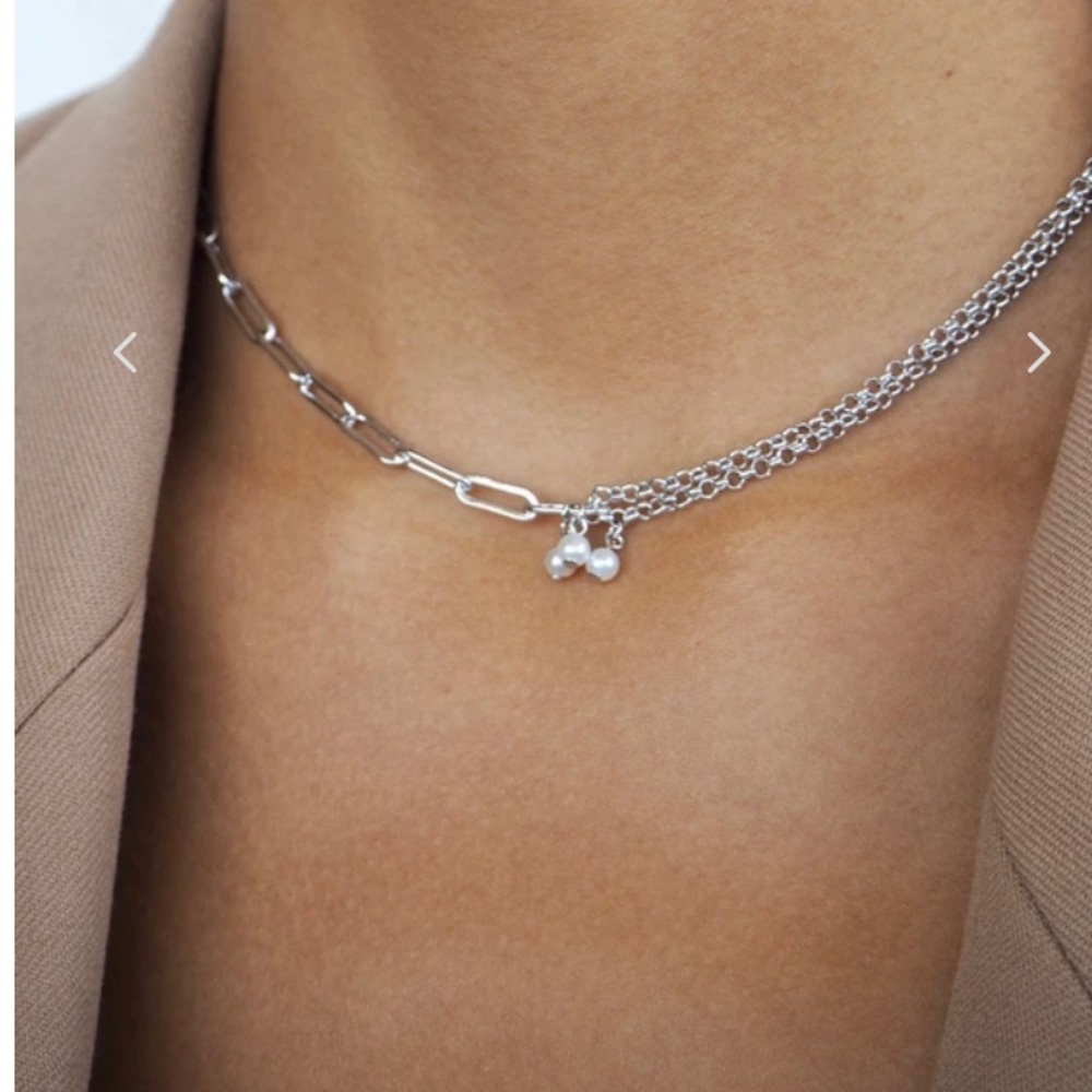 NEVER USED LILI CLASPE CHOKER